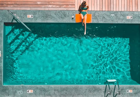 Mantenimiento-piscinas-villas-Marbella-piscina-mujer